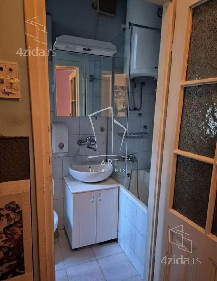 Šestoiposoban stan | 4zida