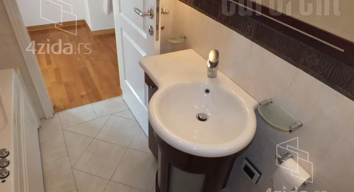 Sedmosoban stan | 4zida