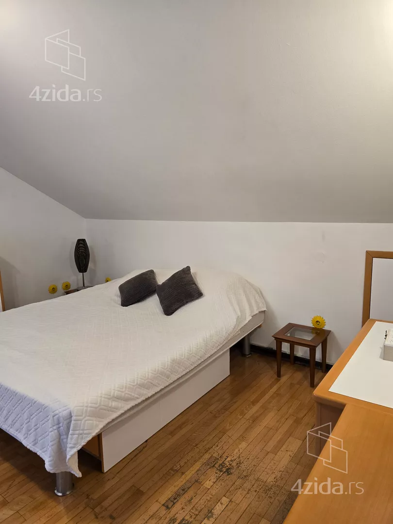 Šestosoban stan | 4zida