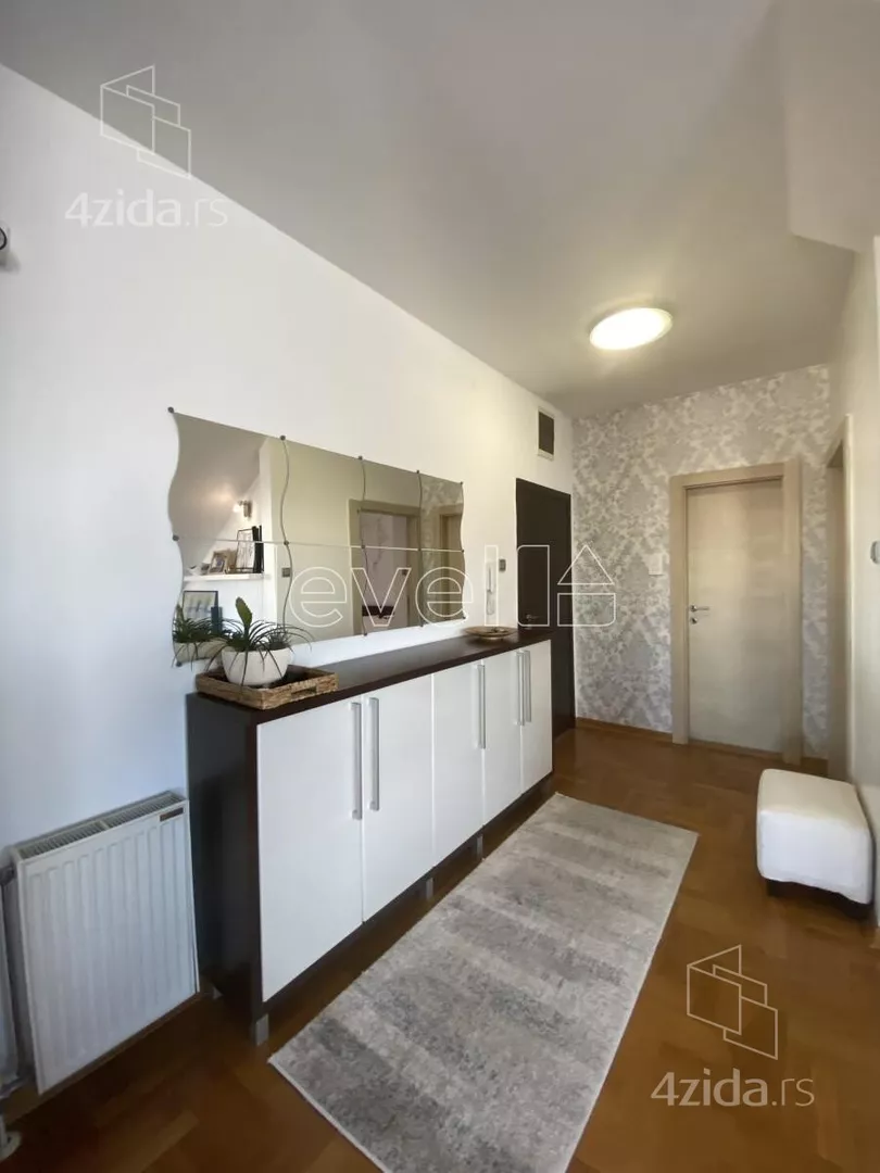 Šestosoban stan | 4zida