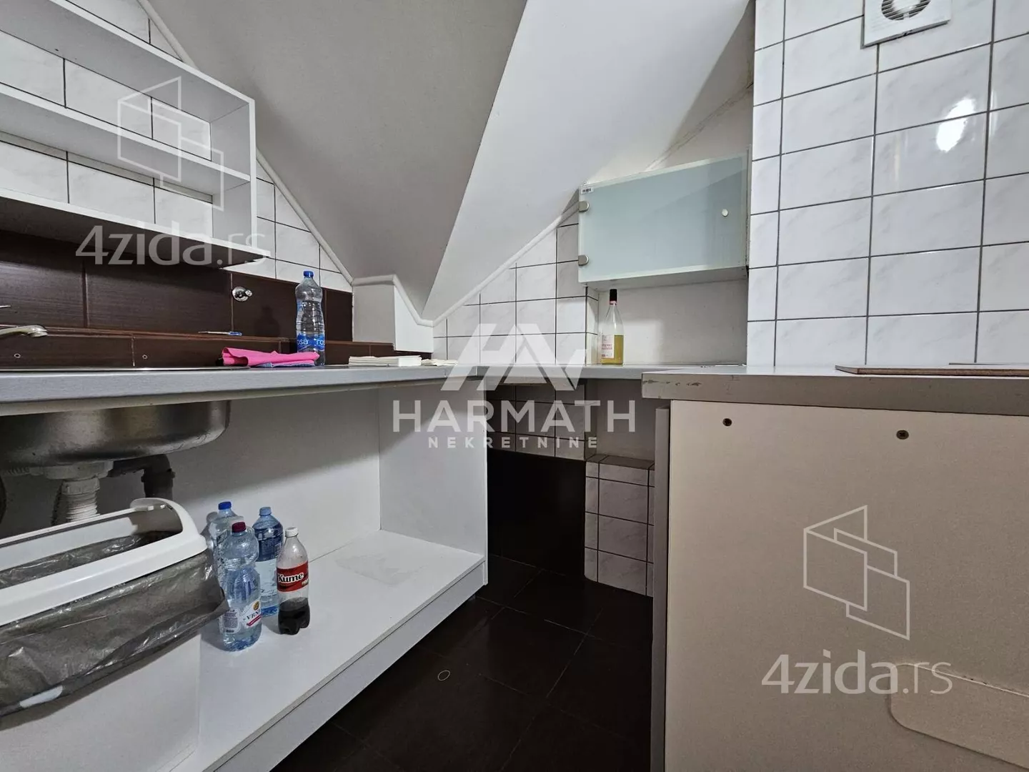 Poslovna zgrada | 4zida