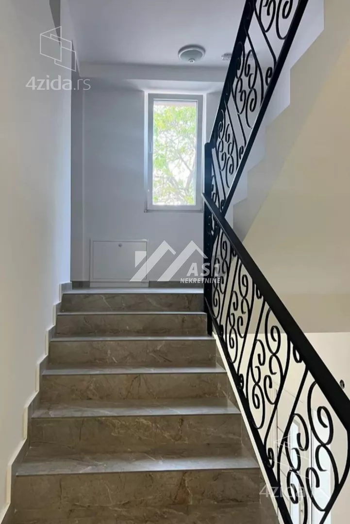 Poslovna zgrada | 4zida