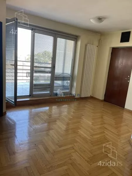 Šestosoban stan | 4zida