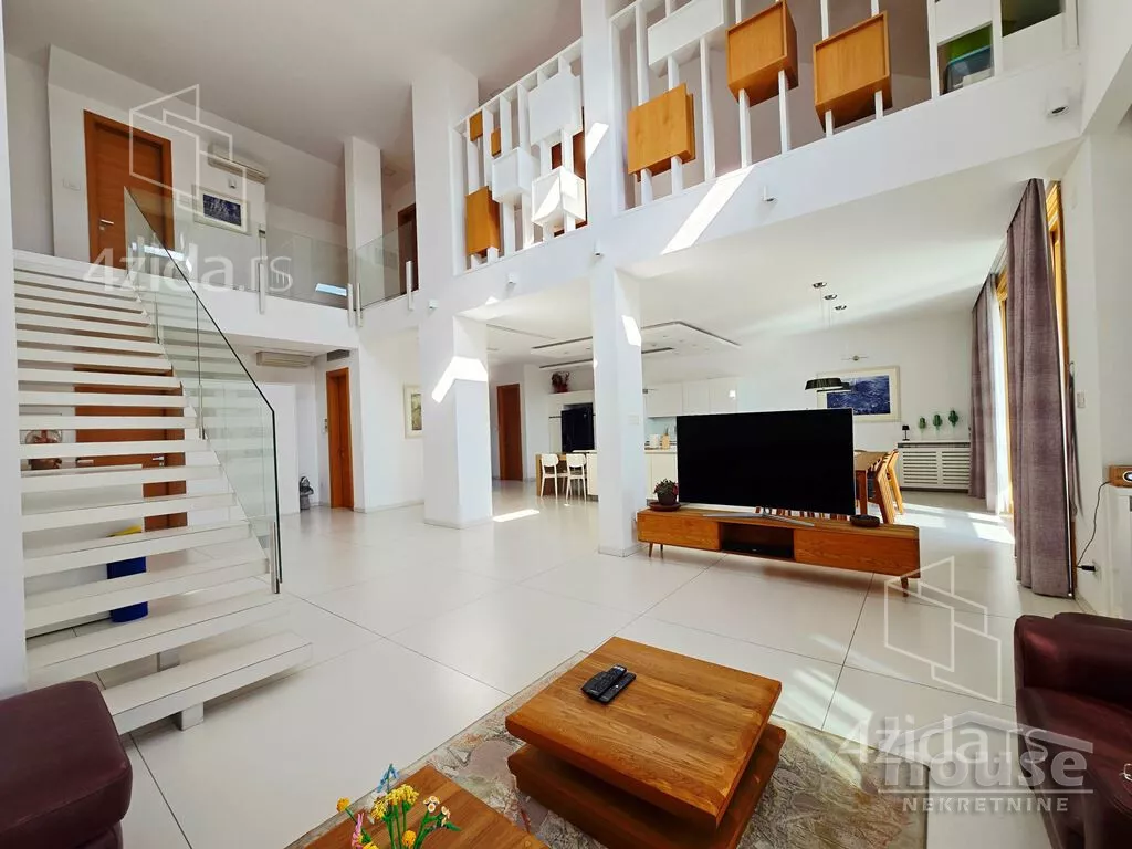 Sedmosoban stan | 4zida