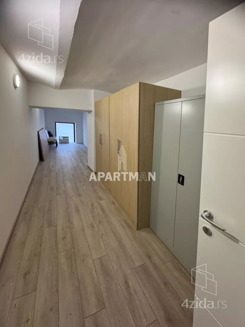 Poslovna zgrada | 4zida