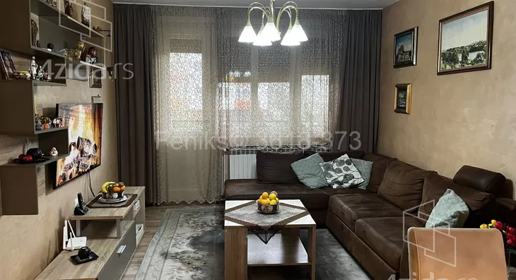 Šestosoban stan | 4zida