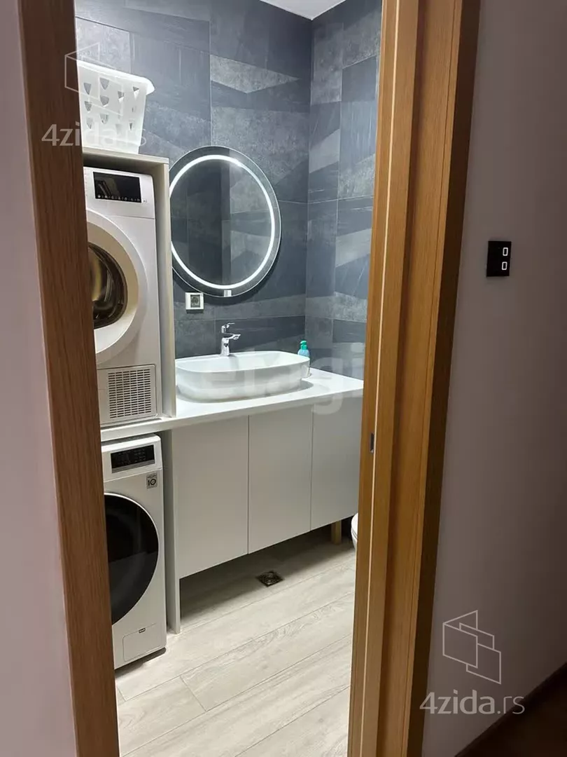 Šestosoban stan | 4zida