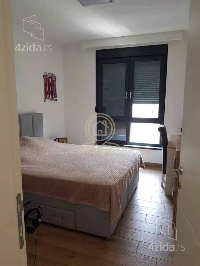 Poslovna zgrada | 4zida