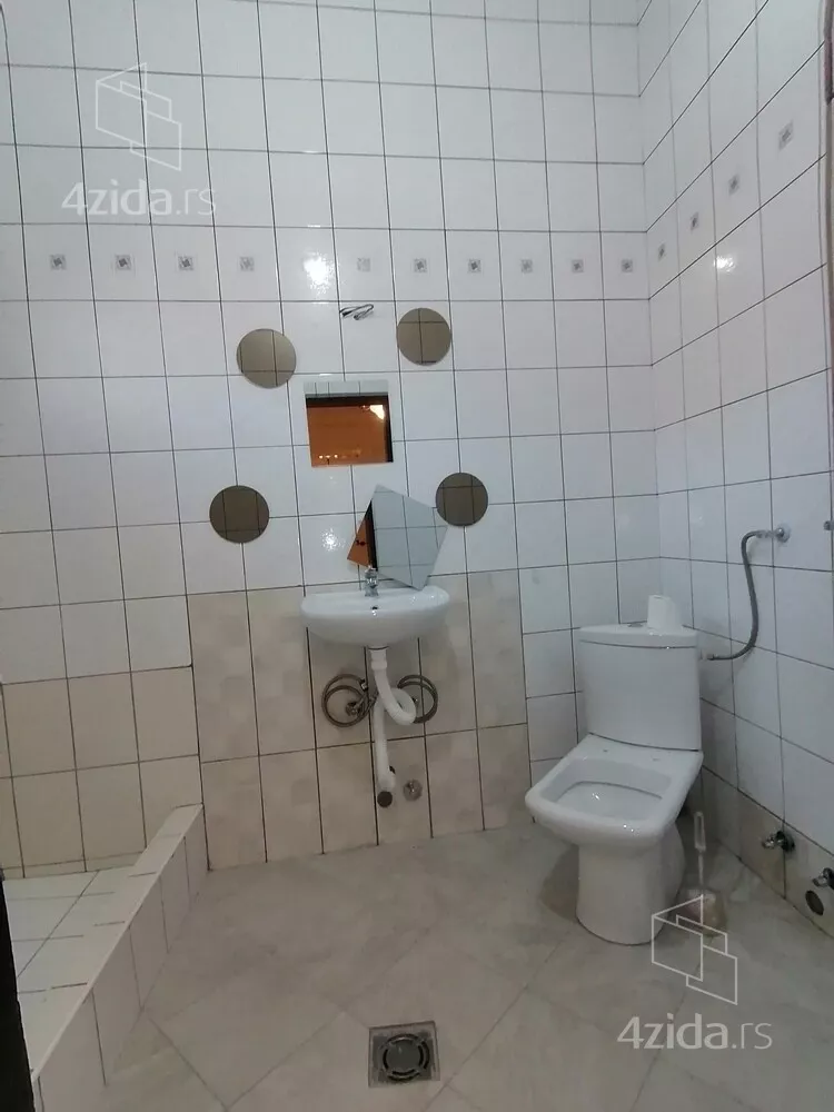 Sedmosoban stan | 4zida