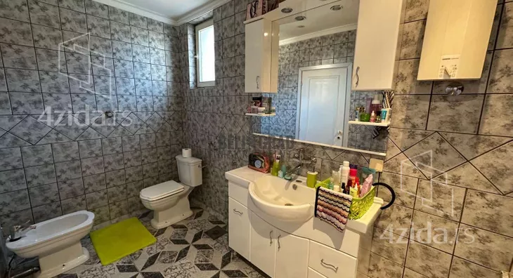 Sedmosoban stan | 4zida