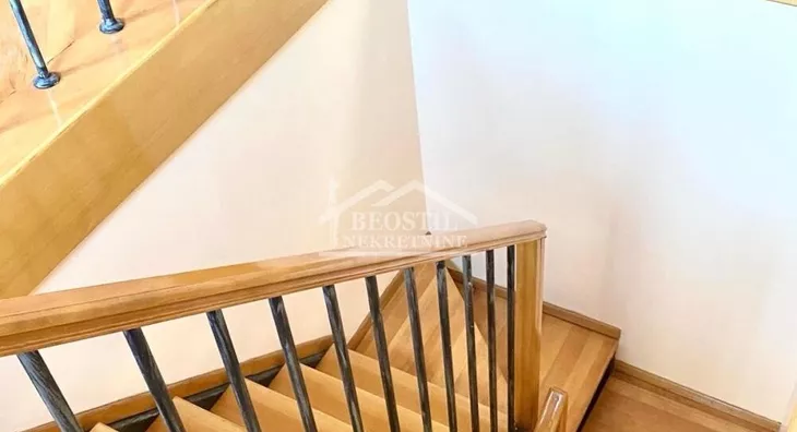 Šestoiposoban stan | 4zida