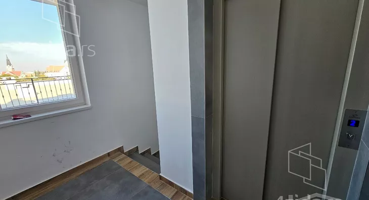 Šestoiposoban stan | 4zida