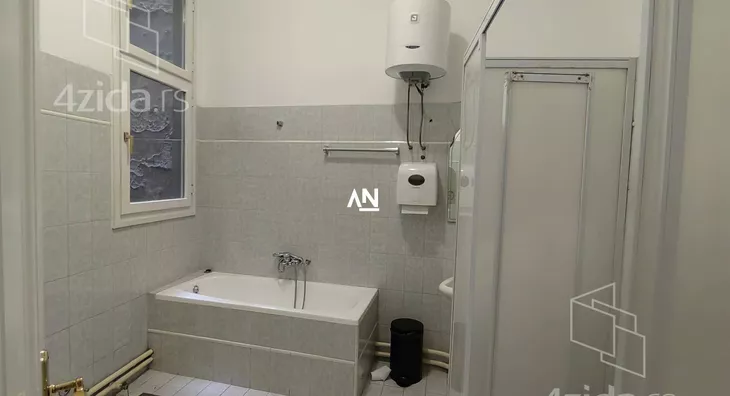 Šestoiposoban stan | 4zida