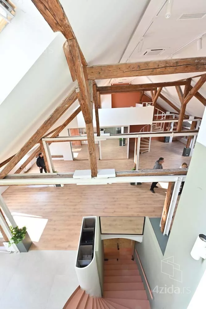 Poslovna zgrada | 4zida