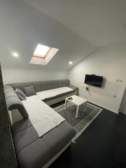 Crveni Pevac | 4zida.rs