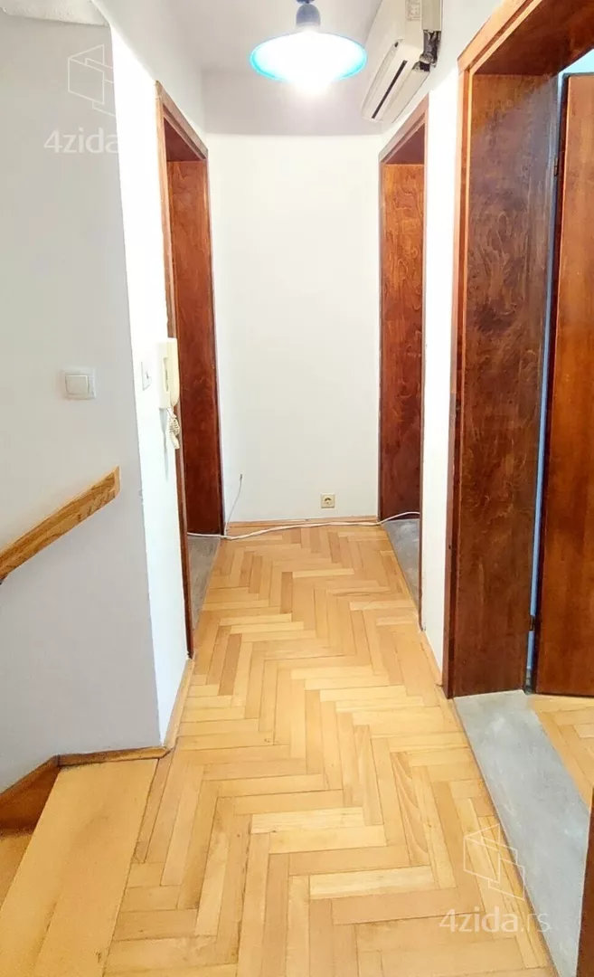 Petoiposoban stan | 4zida