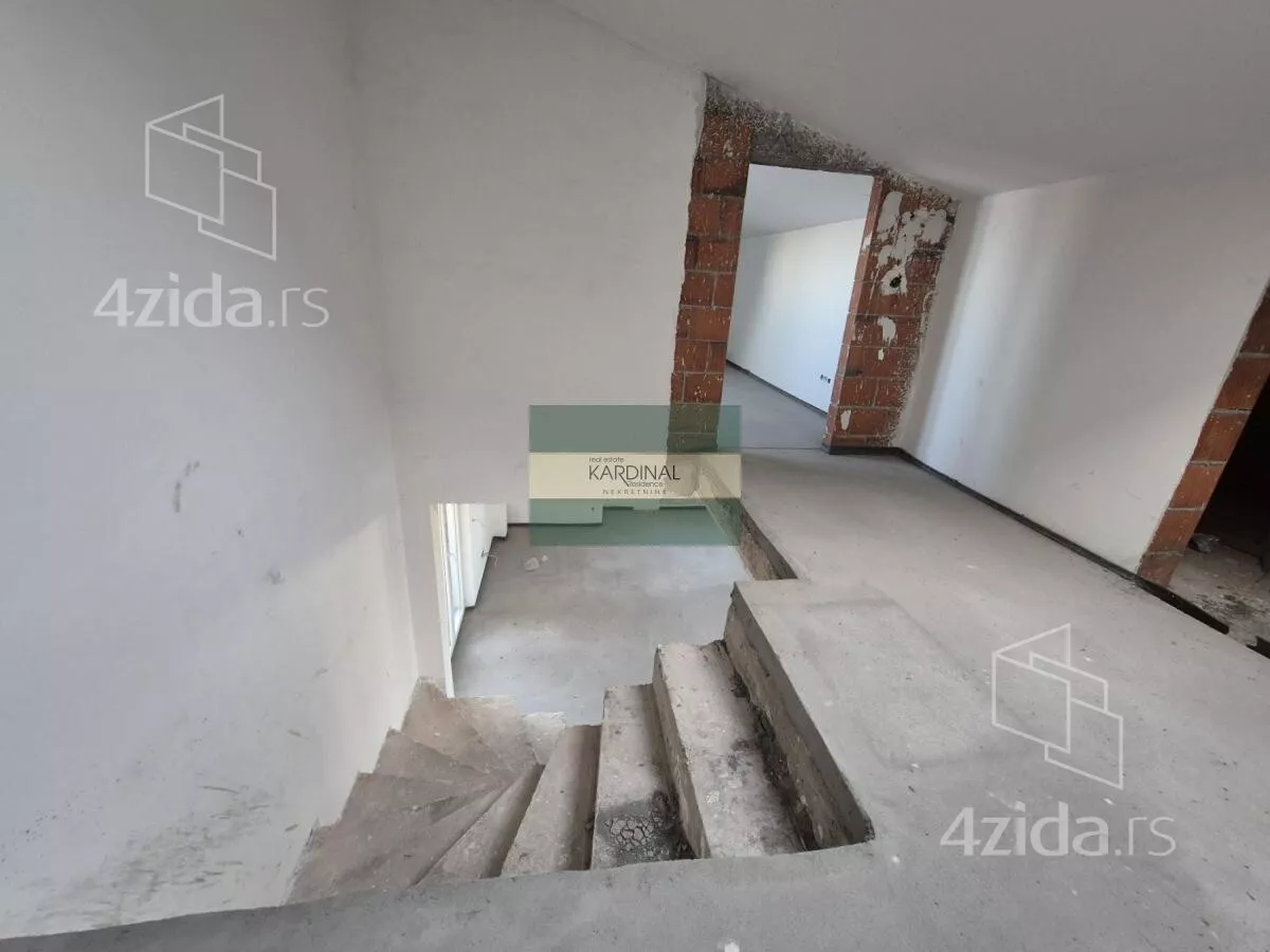 Šestosoban stan | 4zida