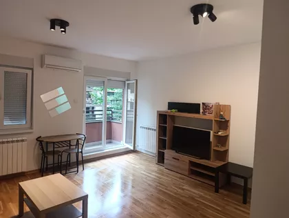 Dva Bela Goluba 14 | 4zida.rs