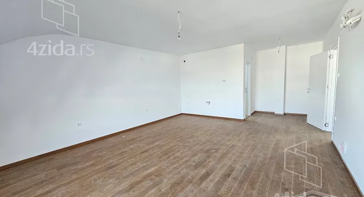 Šestoiposoban stan | 4zida