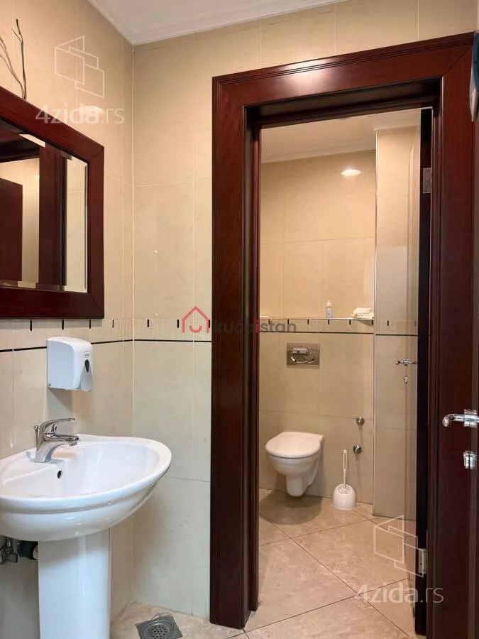 Poslovna zgrada | 4zida