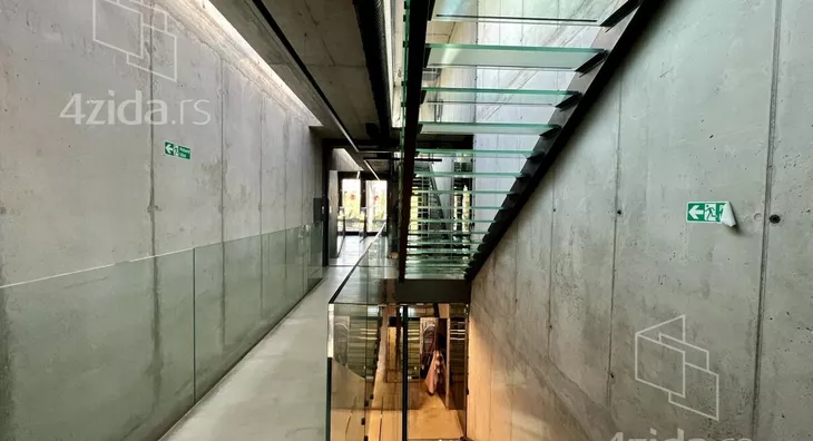 Poslovna zgrada | 4zida