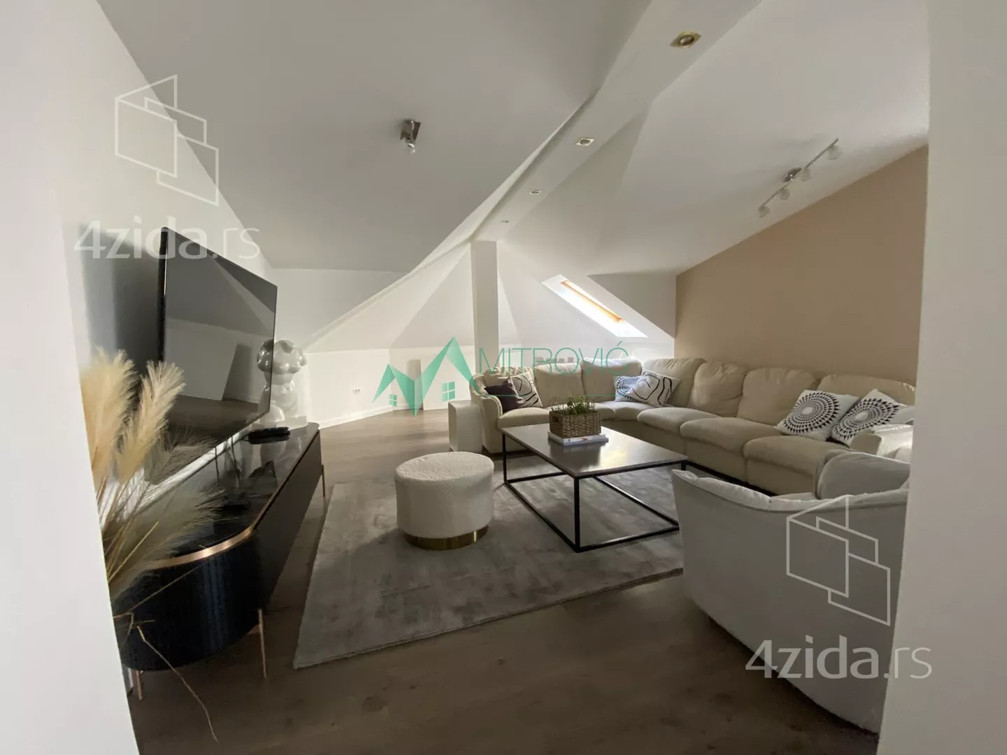 Četvoroiposoban stan | 4zida