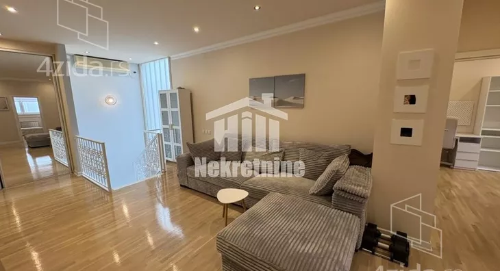 Šestoiposoban stan | 4zida