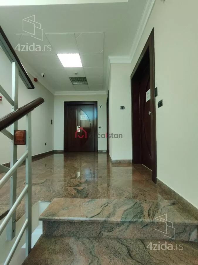 Poslovna zgrada | 4zida