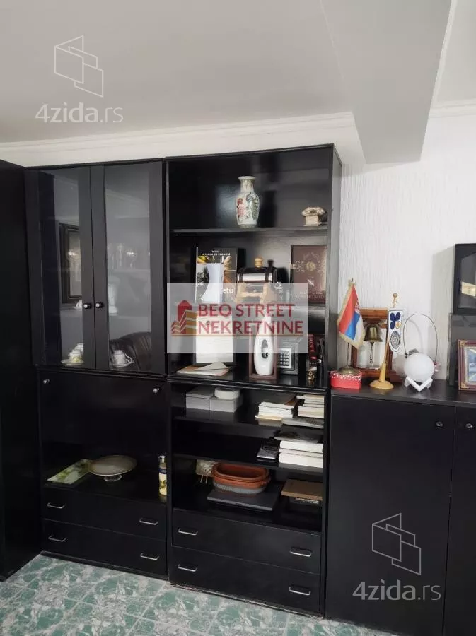 Poslovna zgrada | 4zida