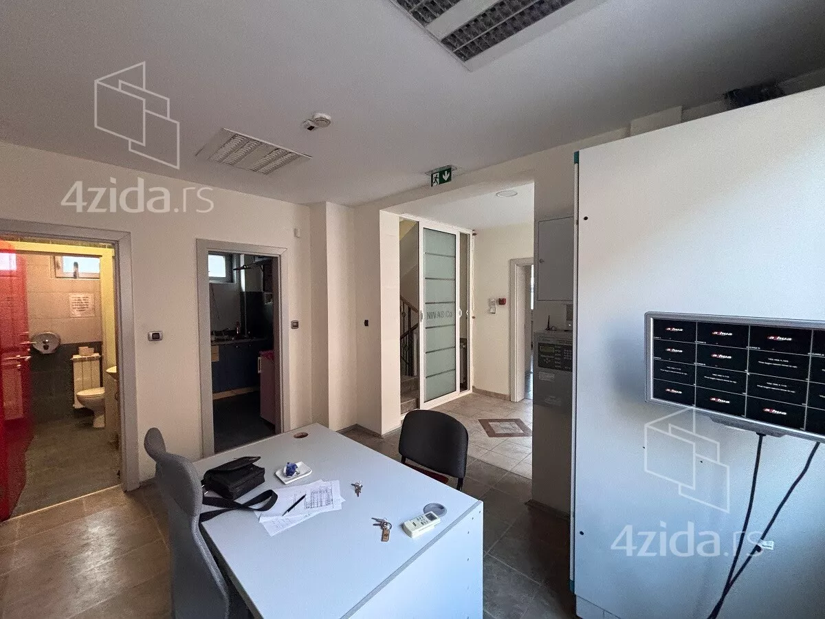 Poslovna zgrada | 4zida