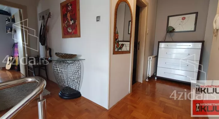 Šestosoban stan | 4zida