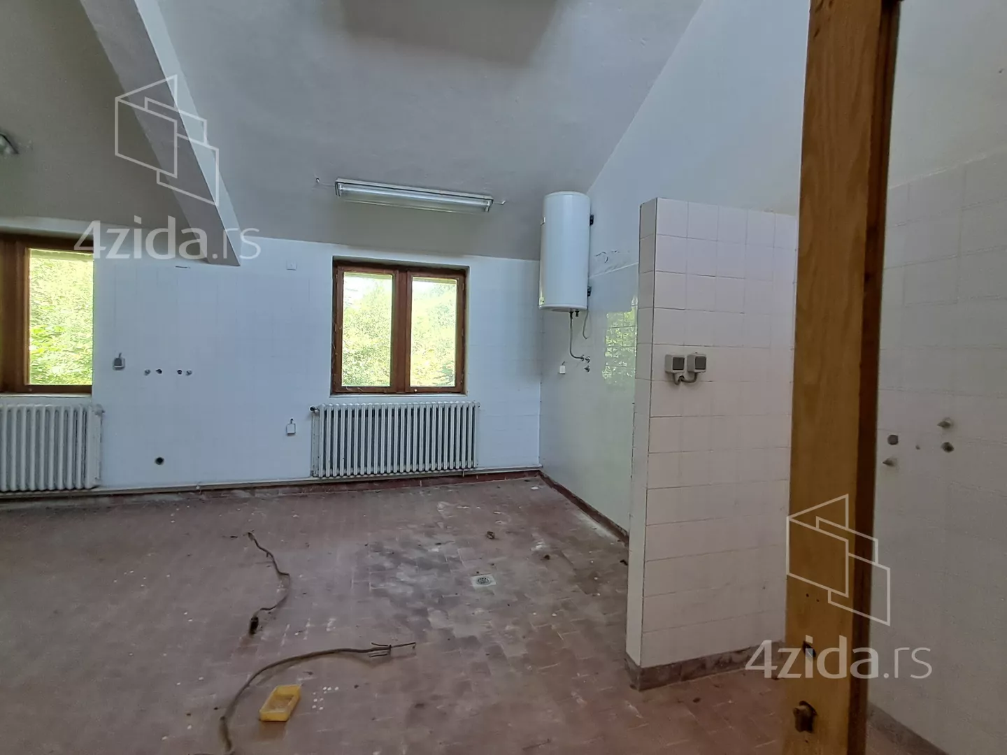 Poslovna zgrada | 4zida