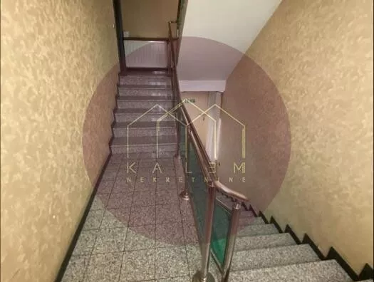 Poslovna zgrada | 4zida