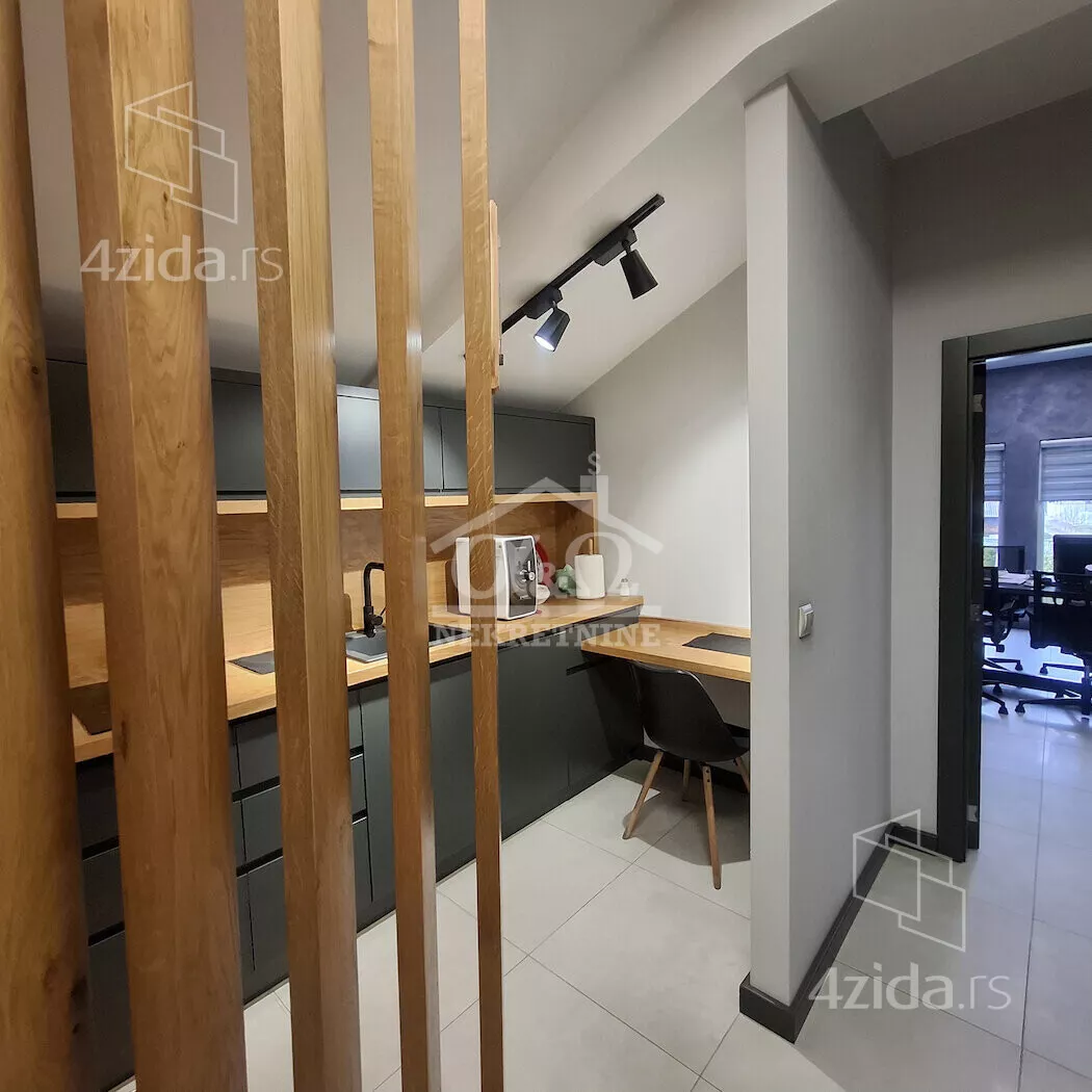 Poslovna zgrada | 4zida