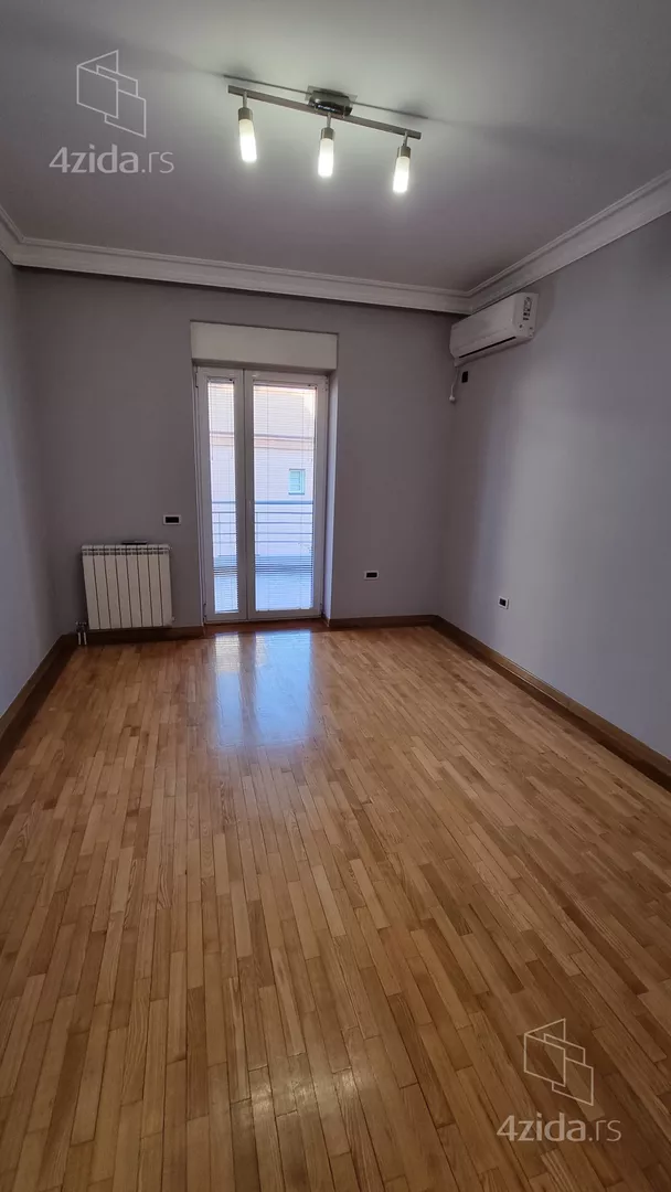 Šestoiposoban stan | 4zida