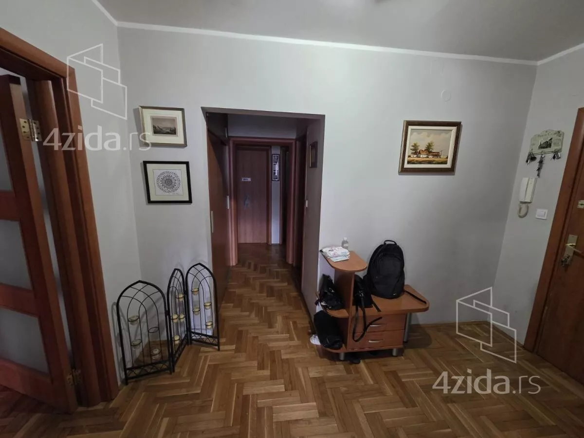 Troiposoban stan | 4zida