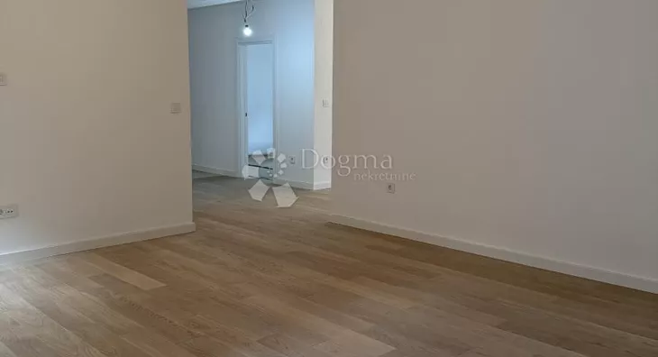 Šestoiposoban stan | 4zida