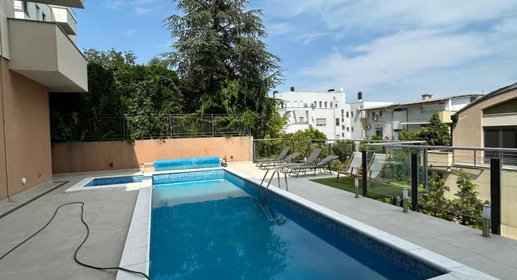 Šestoiposoban stan | 4zida