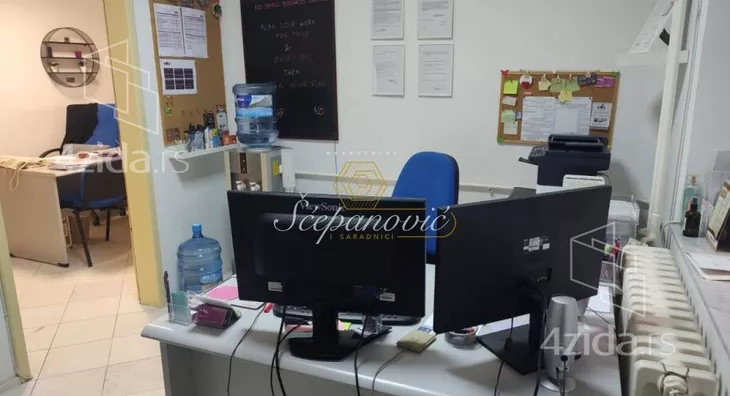 Poslovna zgrada | 4zida