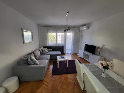 Crveni Pevac | 4zida.rs