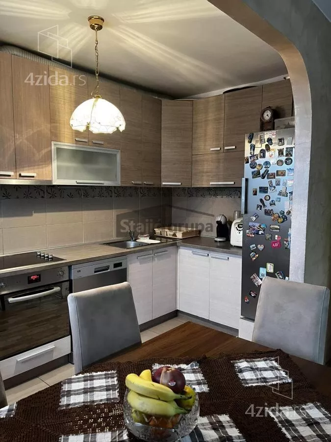 Šestosoban stan | 4zida