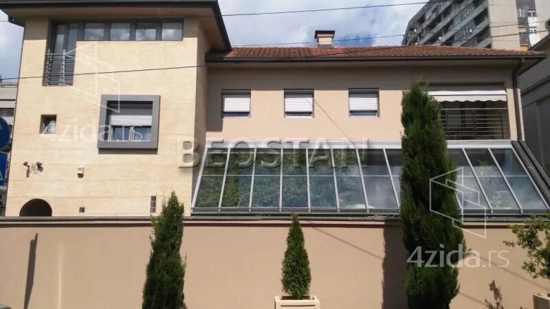 Šestoiposoban stan | 4zida