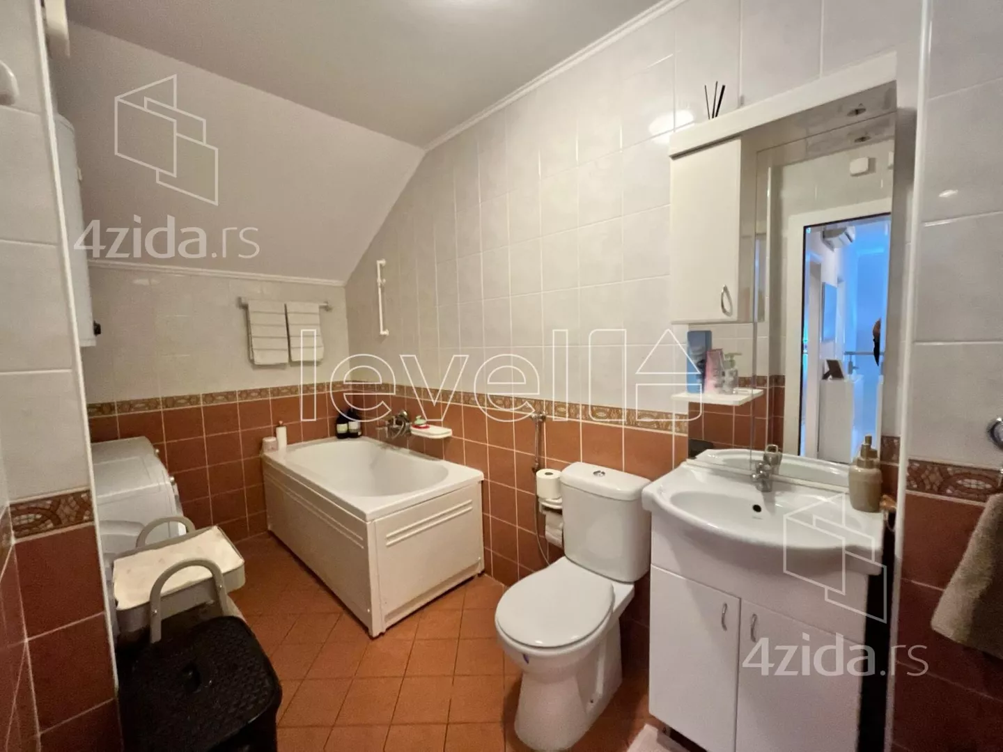 Troiposoban stan | 4zida