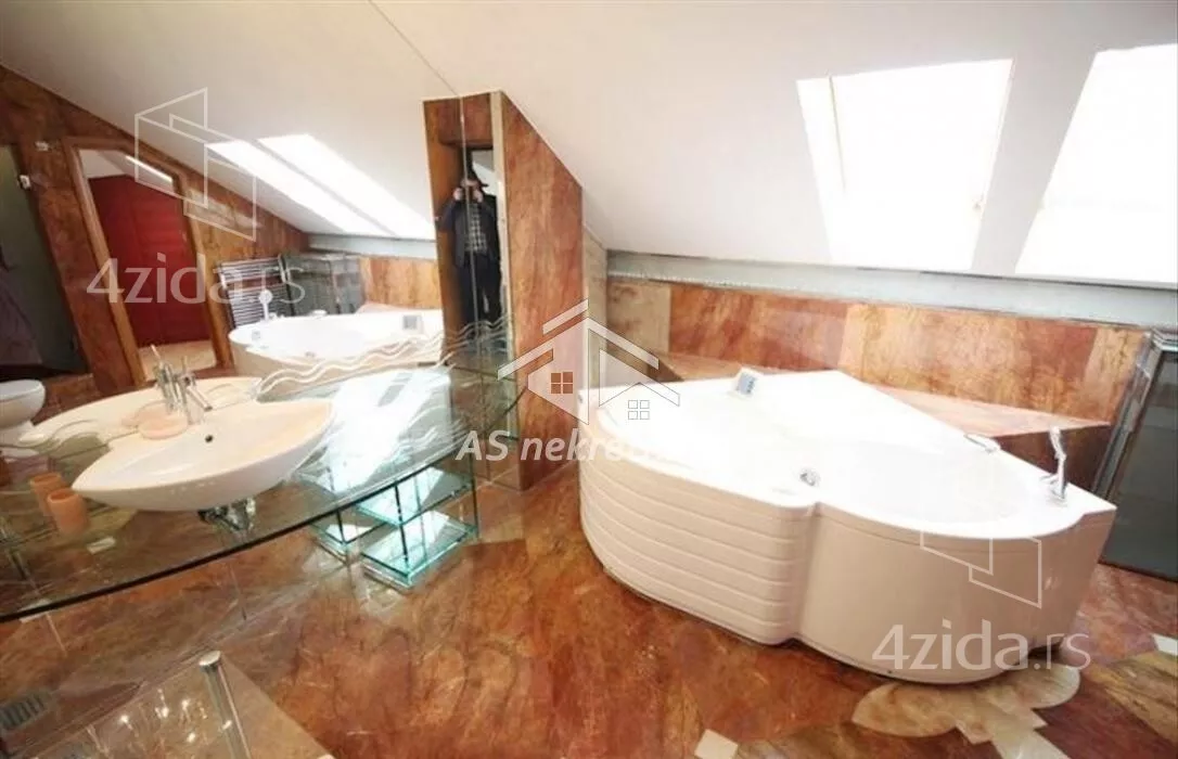 Četvoroiposoban stan | 4zida