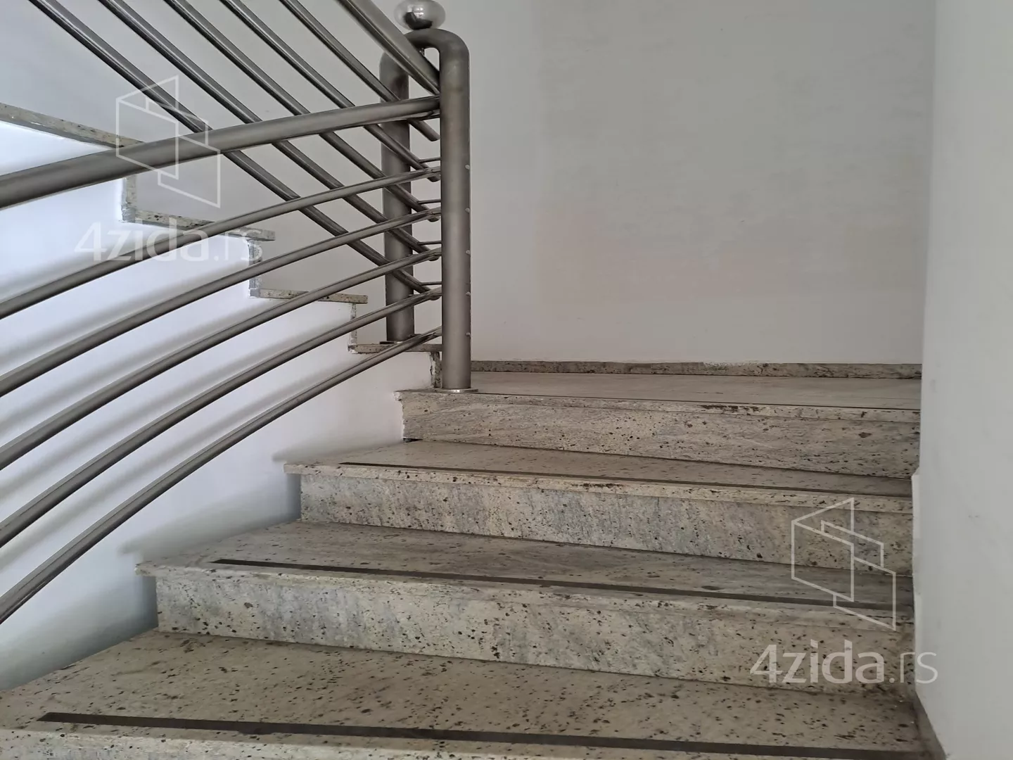 Poslovna zgrada | 4zida
