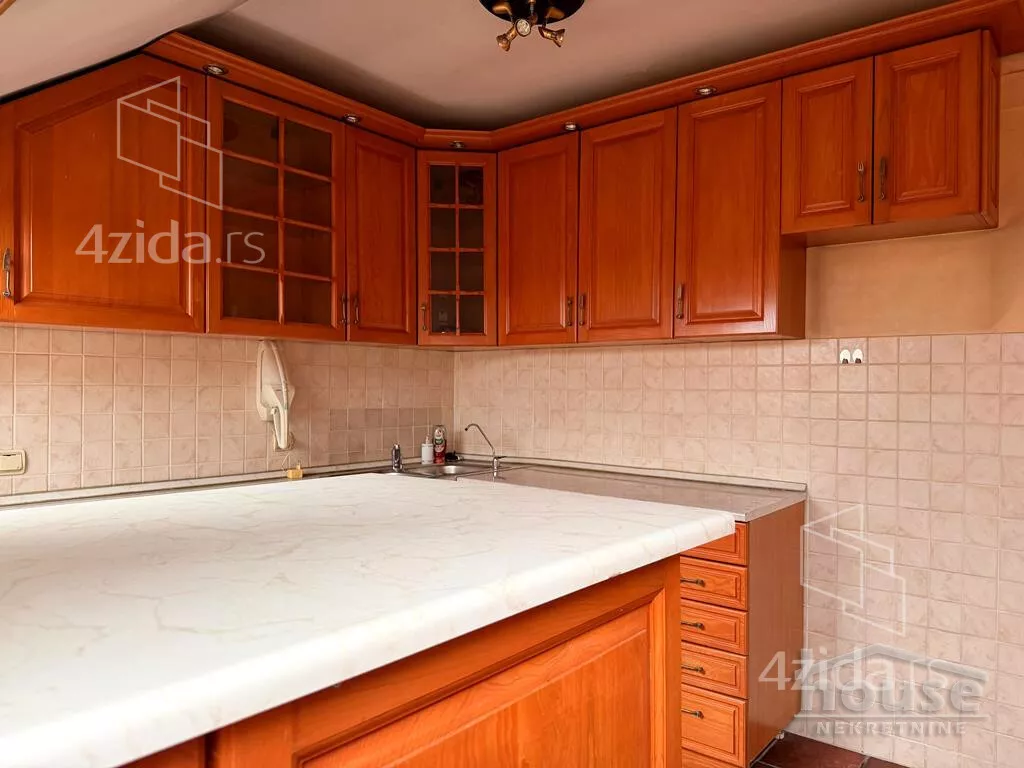 Petosoban stan | 4zida