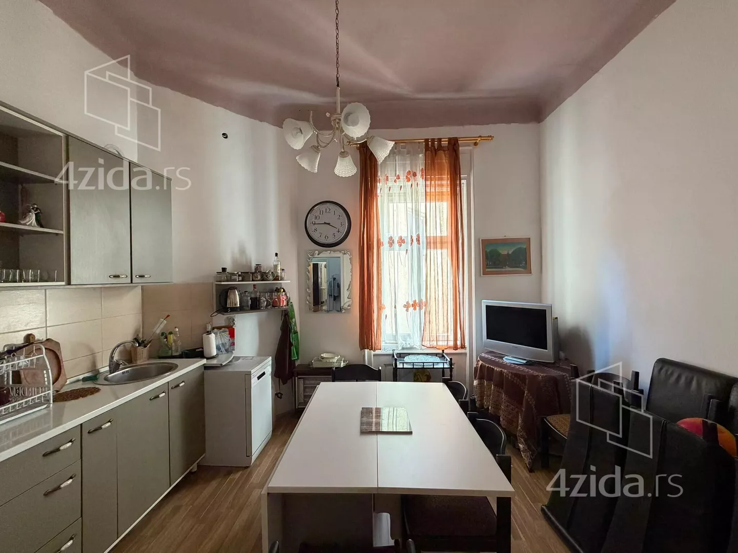 Sedmosoban stan | 4zida