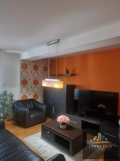 Crveni Pevac | 4zida.rs