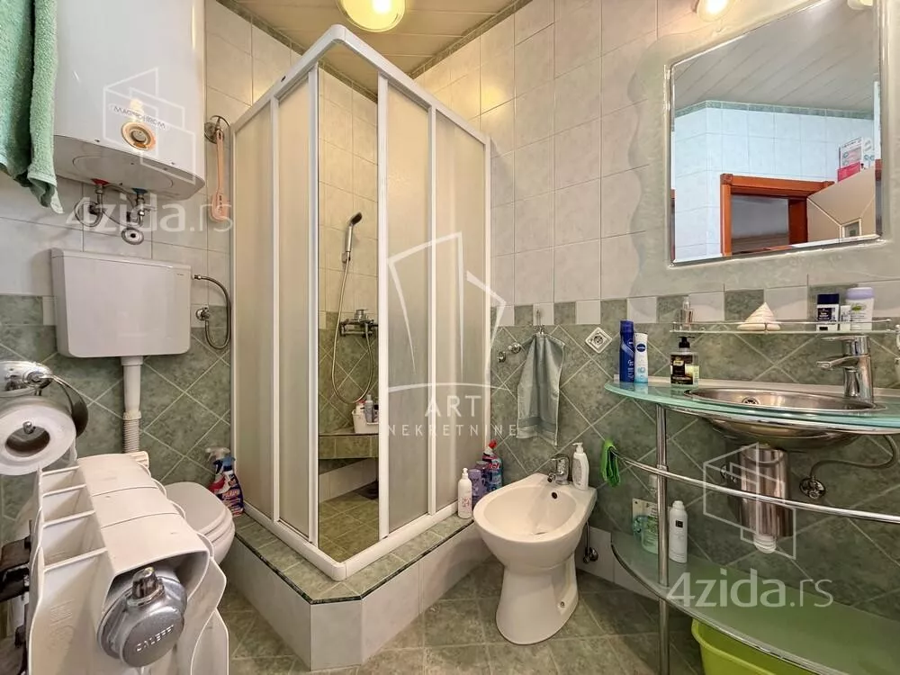Šestosoban stan | 4zida