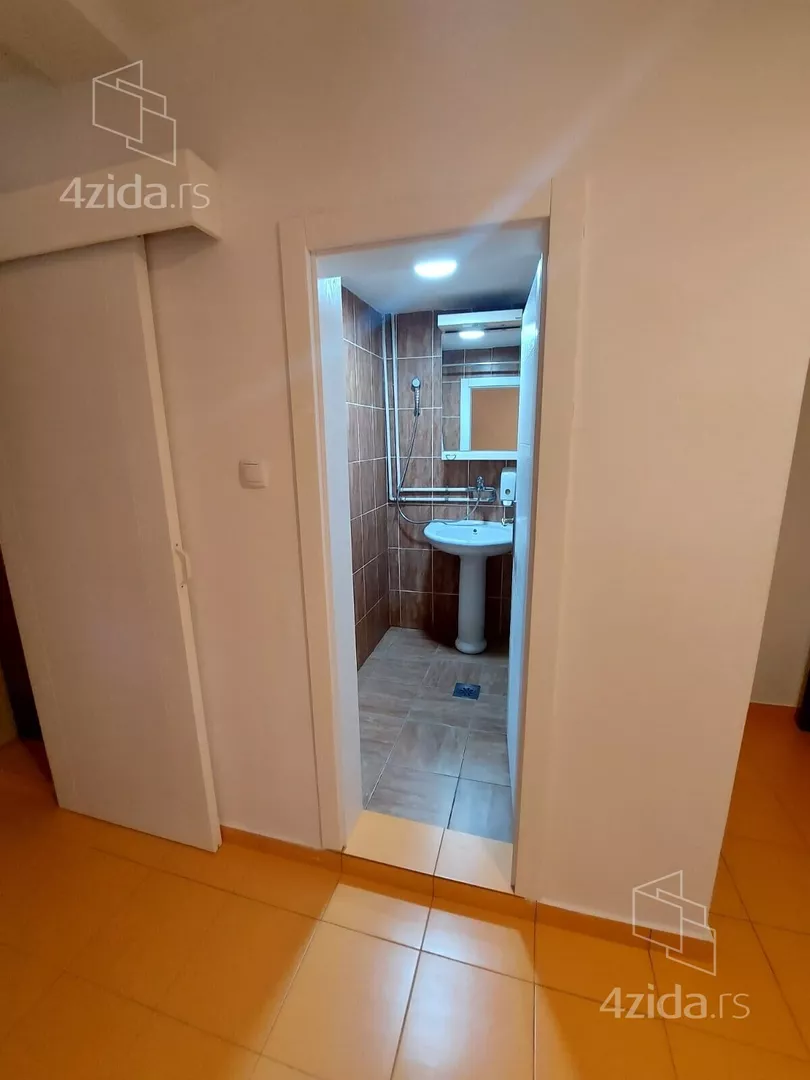 Šestosoban stan | 4zida